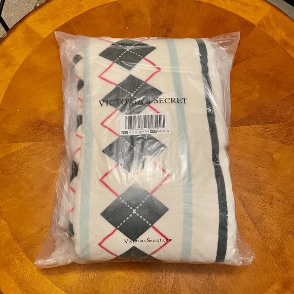 PINK Victoria's Secret Cozy Plush Sherpa Argyle Logo Blanket - NWT - Picture 3 of 4